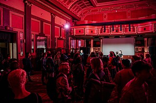 September 2022, Eröffnung des internationalen Festivals für Neues Theater "Homo Novus". Das Goethe-Institut hat das Kooperationsprojekt „Blind Dates“ mit der Schwankhalle Bremen gefördert.