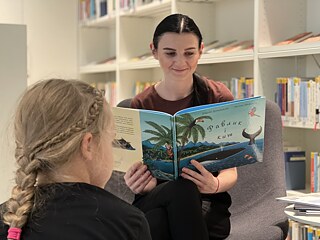 Augusts 2022, Vorlesestunden für Kinder ukrainischer Geflüchtete “Читання для дітей з України”. Im Bild Lesepatin Olha Kravchuk.