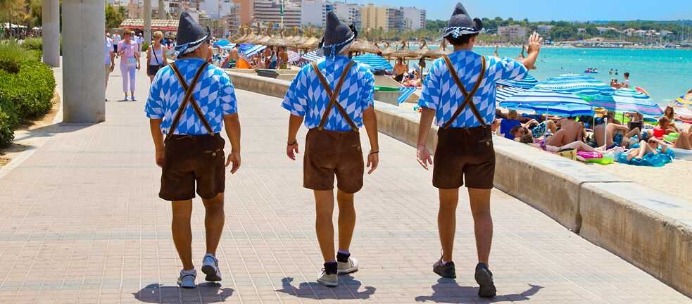 Immerhin, keine besockten Sandalen: auf Anhieb erkennbare deutsche Touristen im Urlaub. Zu Hause tragen sie die Lederhosen vermutlich nicht. 