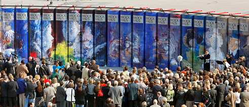 2007. godine još se naveliko proslavljalo posebno izdanje 30-tomne enciklopedije Brockhaus, koju je uredio glumac Armin Mueller-Stahl, da bi se 2014. godine sasvim obustavilo izdavanje štampanih primjeraka.