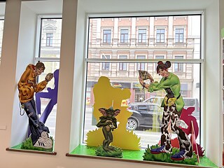 April 2022, das Kunstwerk "Offline" von Līga Spunde im Schaufenster des Goethe-Instituts Riga, Blick von innen.