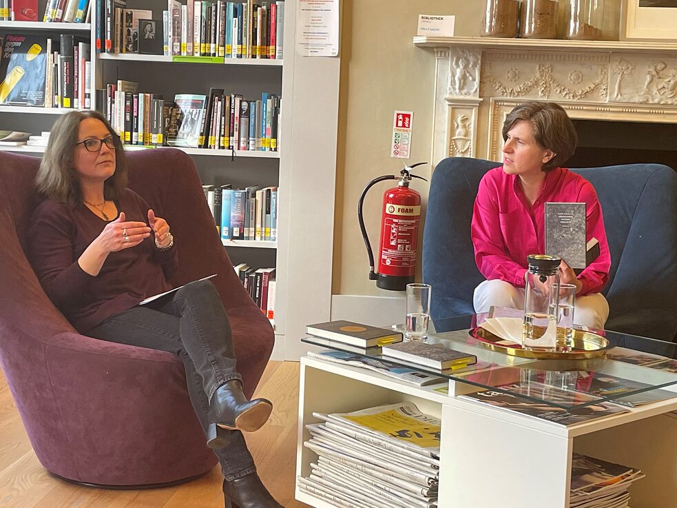 Lesung und Diskussion in der Bibliothek mit Publikum.