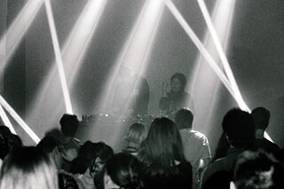 DJs legen auf, die Menge tanzt.