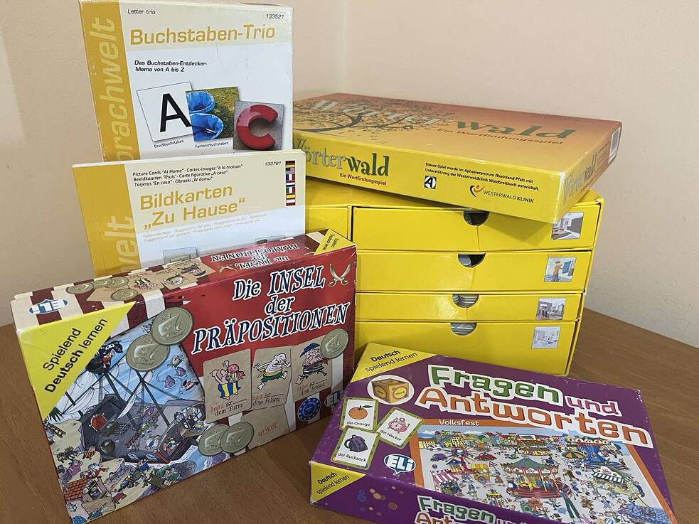 Настільні ігри для вивчення німецької мови лежать у коробках на столі