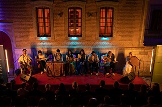 Die Musikerinnen und Musiker der Band Yasna unter der Leitung von Dana Muhedin interpretieren kurdische Musik neu