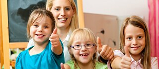 Lehrerin und Kinder 737x320