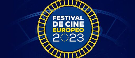 Text in goldenem Kreis auf blauem Hintergrund