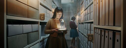 Une jeune fille dans une salle d'archives qui regarde un document