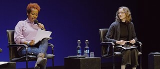Yirgalem Fisseha Mebrahtu und Sabina Brilo bei einer Lesung 2022