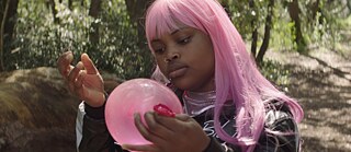 Ein Mädchen mit rosa Haaren