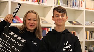 Sommer 2019, Schüler*innen des Staatlichen Deutschen Gymnasiums Riga beim Filmdreh zum Projekt „Grenzenlos“. Im Rahmen dieses filmischen Begegnungsprojekts drehten algerische, deutsche und lettische Schüler*innen Kurzfilme, in der sie ihre eigene Lebensrealität einfangen und darüber mit den Jugendlichen aus den anderen Projektländern ins Gespräch kommen konnten.