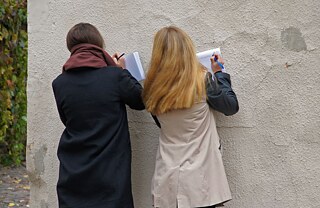 Oktober 2019, Jugendliche beim Schreiben in der Altstadt von Riga. Im Projekt „Weltenschreiber“ konnten Schüler*innen unter der professionellen Anleitung des Schriftstellers Pierre Jarawan in zwei Workshops Techniken des kreativen Schreibens erlernen und eigene Texte verfassen. Die Endergebnisse wurden in einer Publikation zusammengefasst und im Sommer 2020 im Rahmen des Literaturfests Hausach präsentiert.