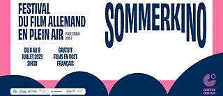 Des silhouettes de tête regardent un écran blanc sur lequel est écrit Sommerkino