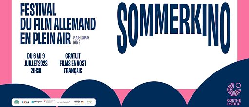 Des silhouettes de tête regardent un écran blanc sur lequel est écrit Sommerkino