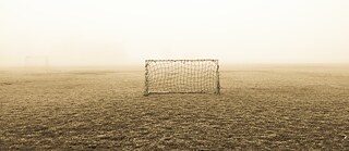 Fußballtor auf vernebeltem Fußballfeld