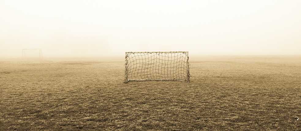 Fußballtor auf vernebeltem Fußballfeld