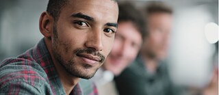 jovem estudante mulher olha para a câmera e sorri