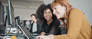 jovem estudante mulher olha para a câmera e sorri