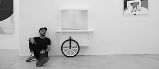 Der türkische Künstler Buğra Erol behandelt Umweltverbrechen in seinen Werken und achtet auch bei seiner eigenen Arbeit auf Nachhaltigkeit : „Ich versuche, in jedem Bereich meines Lebens meinen Beitrag zu leisten.“ Der türkische Künstler Buğra Erol behandelt Umweltverbrechen in seinen Werken und achtet auch bei seiner eigenen Arbeit auf Nachhaltigkeit : „Ich versuche, in jedem Bereich meines Lebens meinen Beitrag zu leisten.“ 