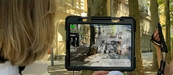 Experience film history at original locations: With camera filters, behind-the-scenes material, augmented reality and audio features, this Deutsche Kinemathek app takes you on a tour of the spots in Berlin where various films have been shot.
