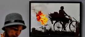 Gasfackeln im Niger Delta: Fotografie des nigerianischen Fotografen George Osodi in der Durban Art Gallery während der UN-Klimakonferenz 2011. 
