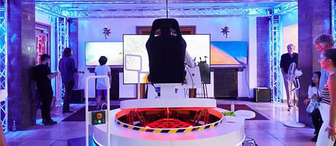 Im VR-Lab des Deutschen Museums in München können Besuchende und Forschende mit Extended Reality experimentieren – und unter anderem die Mondoberfläche mit dem „Mondauto“-Fahrsimulator erkunden. 