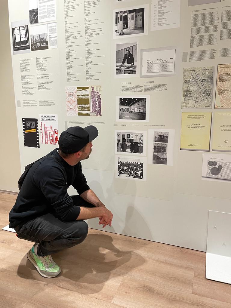 Ein Besucher der Ausstellung im Goethe-Institut Athen vor einem Installationspanel im Unteren Foyer