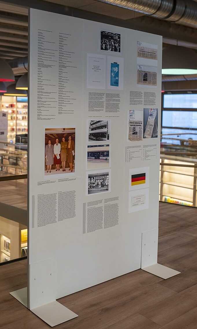 Ein Installationspanel im Eingangsfoyer des Goethe-Instituts Athen
