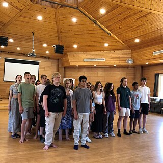 Am Ende der Performance stehen wir alle in einem großen Kreis