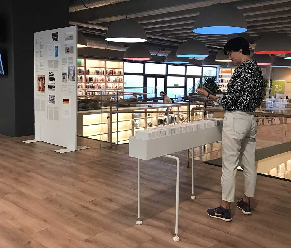 Giannis Delagrammatikas, Ino Varvariti, Fundort: Goethe Omirou. Punktuelle archivarische Konvergenzen, 2022, Installationsansicht, Goethe-Institut Athen Foyer, Athen