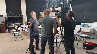 Der künstlerische Leiter Yoshi Kinoshita wird interviewt. © © You(th) can sing! Jugendbegegnung Kairo 11