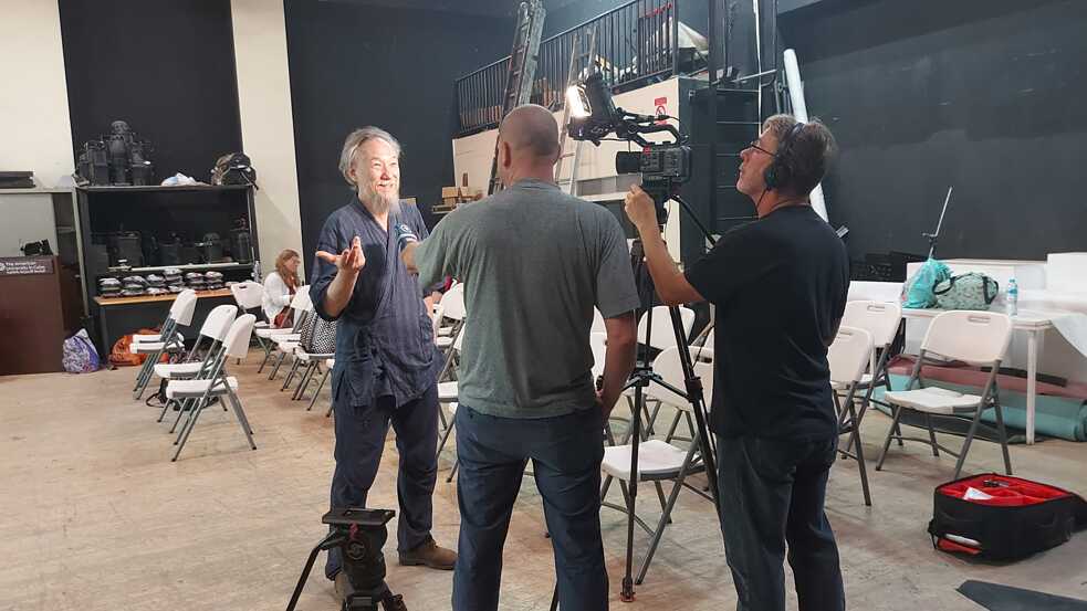 Der künstlerische Leiter Yoshi Kinoshita wird interviewt.
