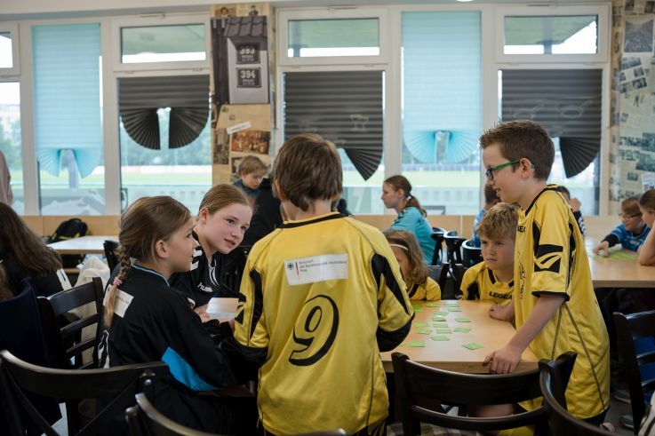 Kinder spielen Memory.