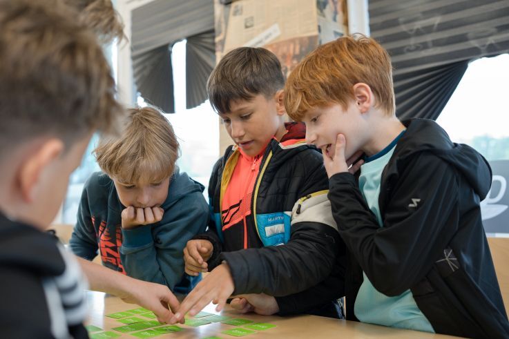 Kinder spielen Memory.