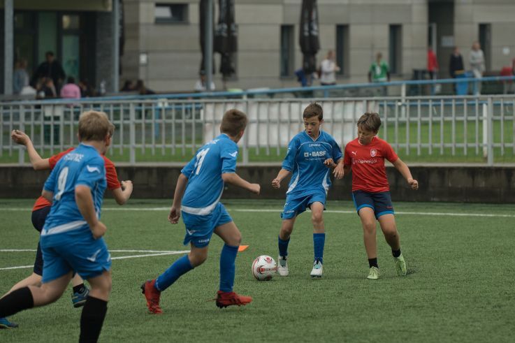 Jungen spielen Fußball.