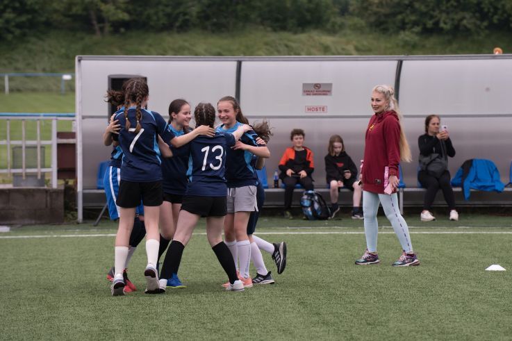 Eine Mädchenmannschaft jubelt.