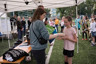 Jedna účastnice dostáva certifikát.