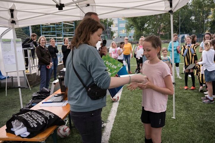 Jedna účastnice dostáva certifikát.