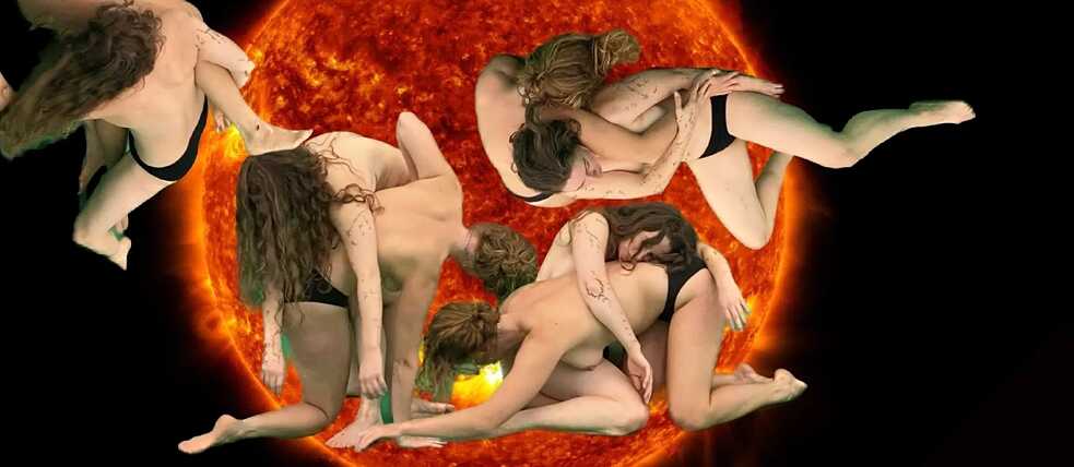 « At the Core : from outside, from inside » - une approche performative de la circulation de la chaleur. Création dans le vaisseau spatial Linz 2022, concept et performance de Stella Myraf Krausz et Jemima Rose Dean.