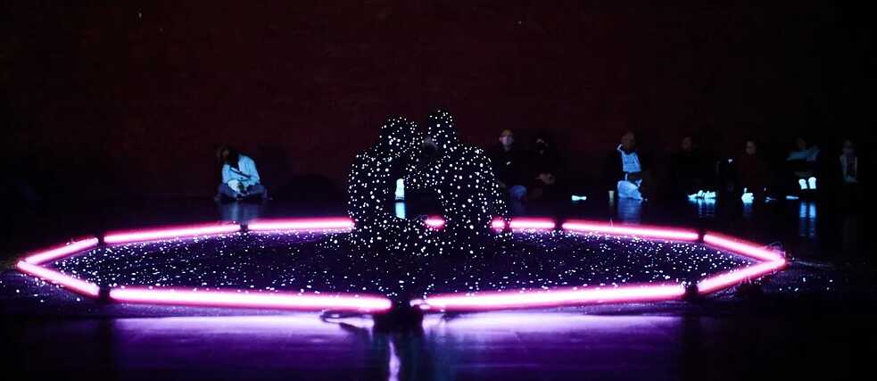"gaia16aye" est une installation réalisée par deux danseuses, Jemima Rose Dean et Claudia Ortiz-Arraiza, et le musicien Lindred.