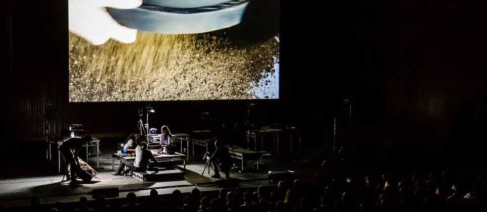 « Manufactory » : une performance multimédia avec des danseur.e.s, de la vidéo en direct et du son, créée en 2018 au Barbican à Londres.