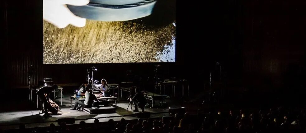 « Manufactory » : une performance multimédia avec des danseur.e.s, de la vidéo en direct et du son, créée en 2018 au Barbican à Londres.