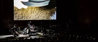 „Manufactory“: eine multimediale Performance Tänzer*innen, Live-Video und Sound, uraufgeführt 2018 im Barbican in London