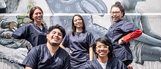 Teilnehmer*innen des Programms „Ausbildungspartnerschaften Lateinamerika” (APAL) nach der B1-Prüfung im Oktober 2022 am Goethe-Institut in Mexiko-Stadt.