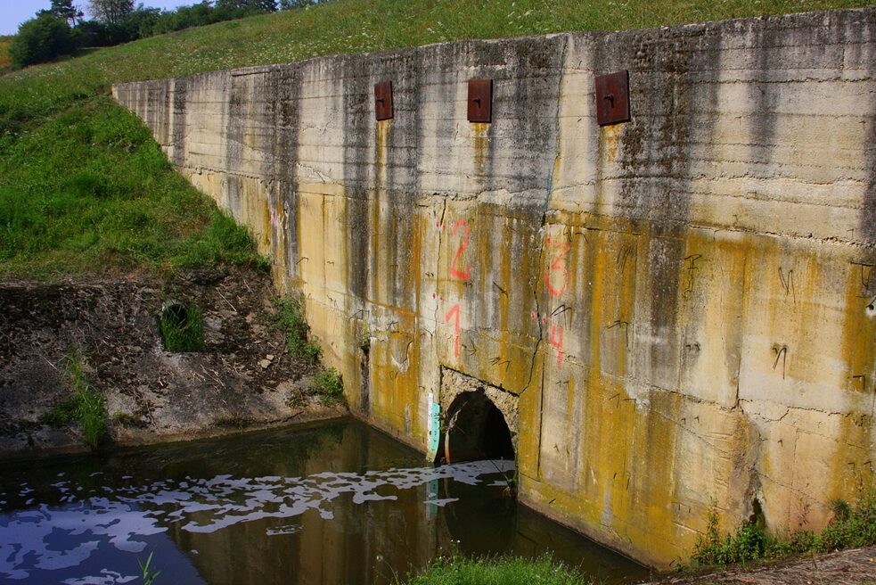 Giftige Abwässer aus der Kläranlage Poša bei Strážske fließen in den Kyjovský-Bach und weiter in die Ondava. | September 2020