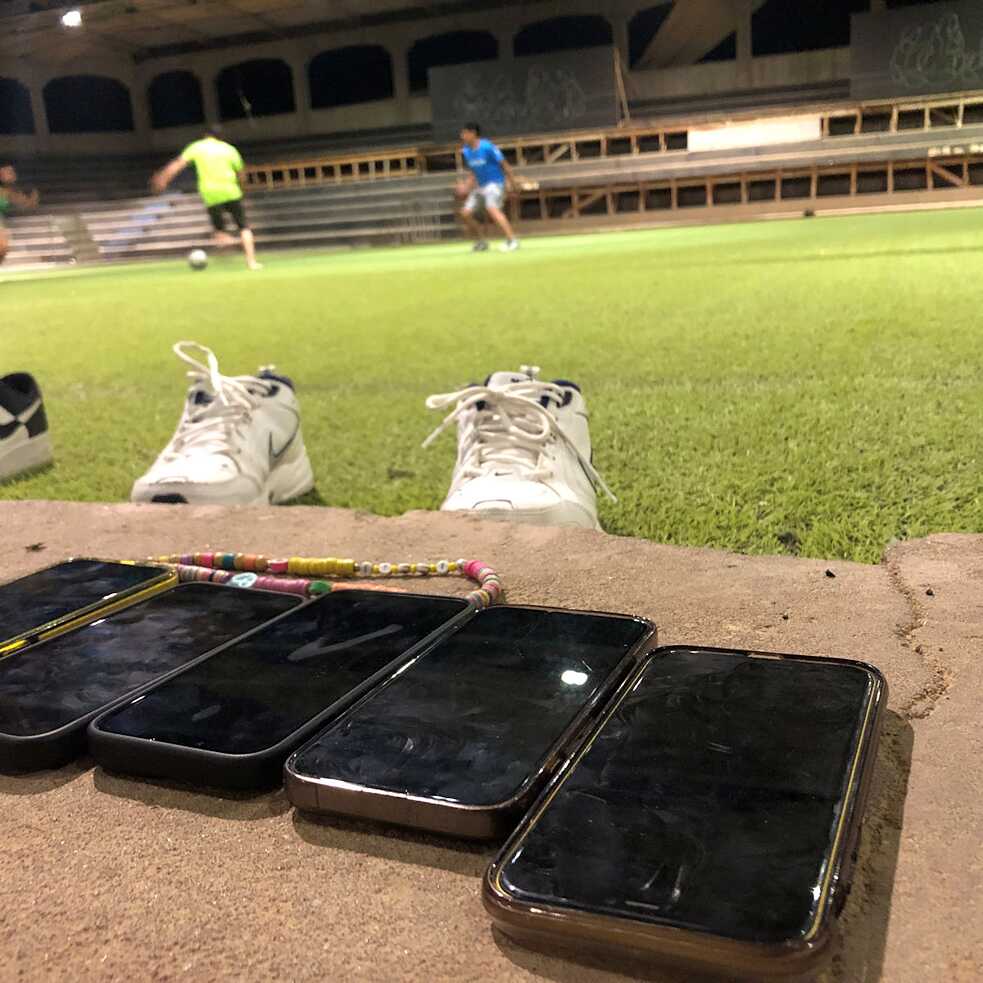 Wer braucht schon Handys, wenn man Fußball spielen kann