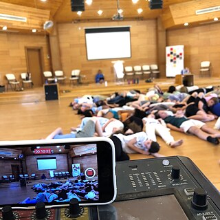 Wir proben nicht nur einfach Singen, sondern eine Performance