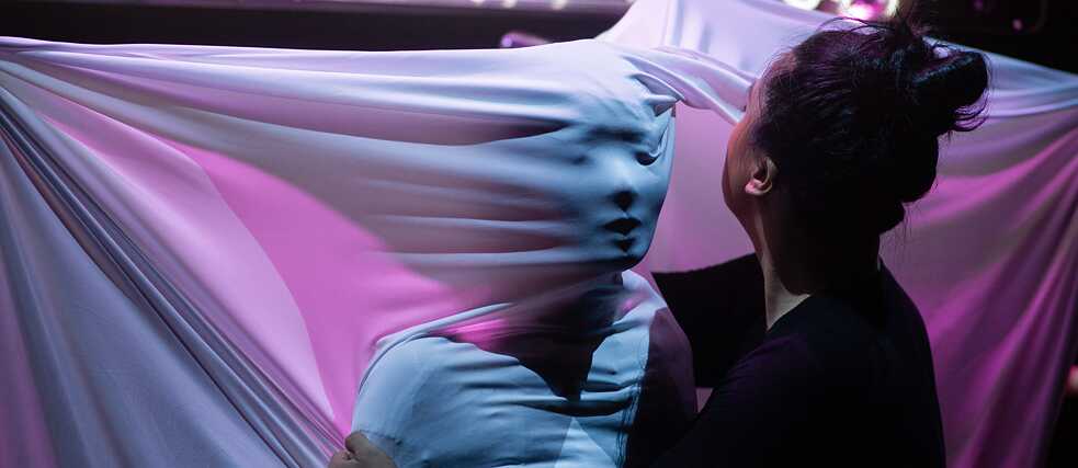 Alice Hu and Zenghui Zhang in the performance „Midnight Movie“ directed by Xiao Liu in Theatre YOUNG within the framework of the DAWA Festival in Shanghai 2022.