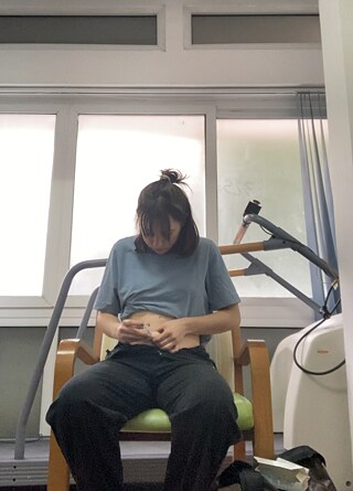 Hier sieht man, wie ich mir die Spritze subkutan verabreiche. 