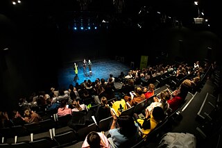 Das Festival findet auf einer professionellen Bühne, in der Kunstdruckerei, statt.